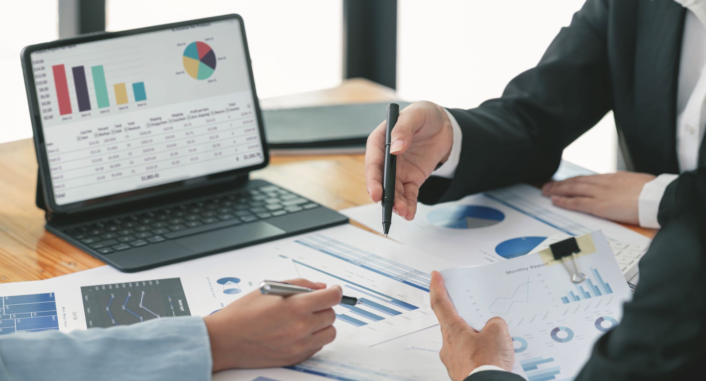 business-prople-consulting-meeting-and-brainstormi-2023-11-27-05-20-21-utc